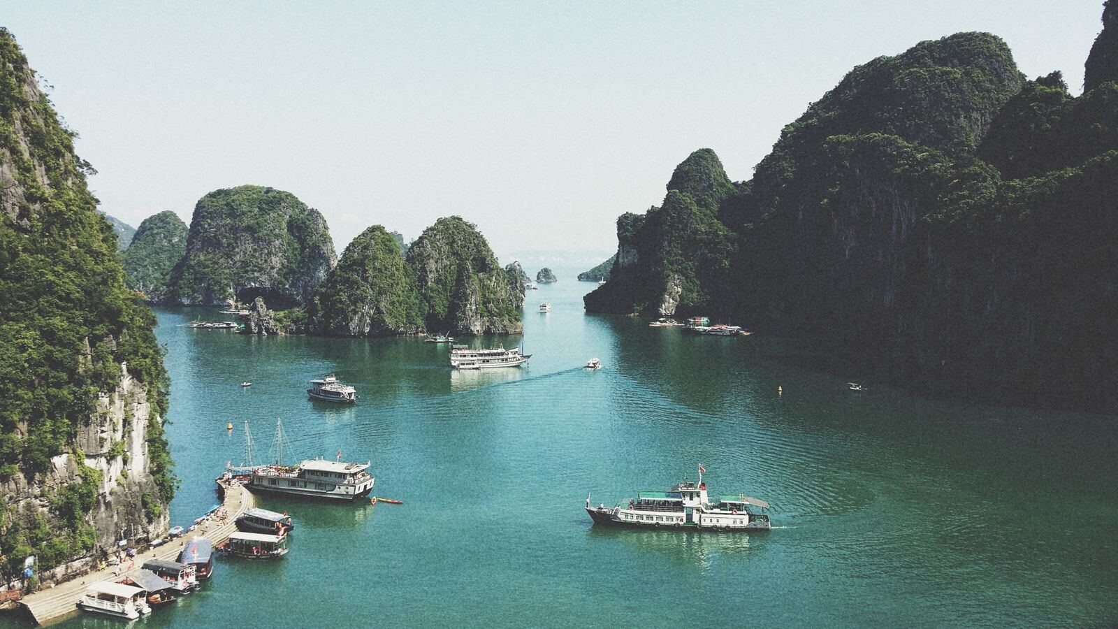 Vịnh Hạ Long, thuyền giữa các đảo đá